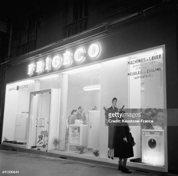 Inauguration de la boutique Frigeco au 100 rue Chardon-Lagache à Paris, France en 1953.