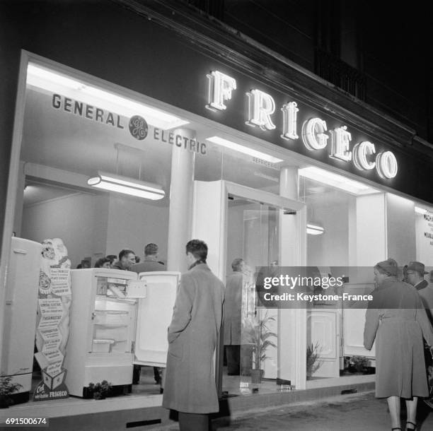 Inauguration de la boutique Frigeco au 100 rue Chardon-Lagache à Paris, France en 1953.