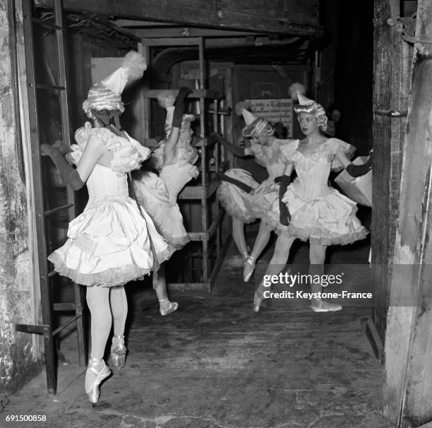 Danseuses avant d'entrer sur la scène du théâtre, à Paris, France le 26 février 1953.