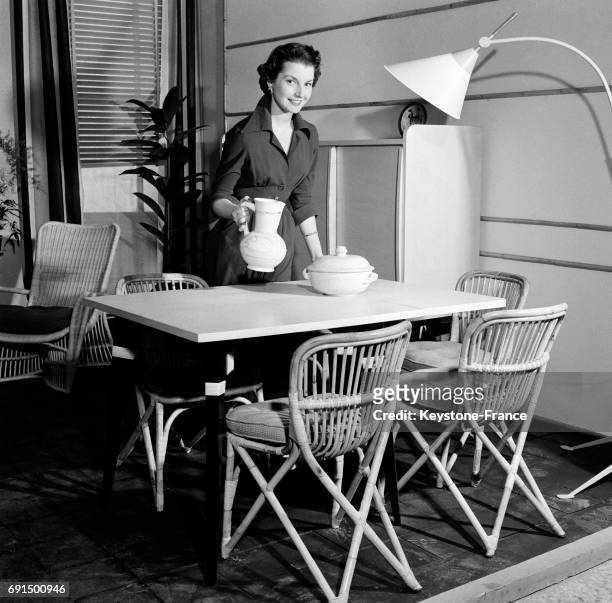 Voici au rayon ameublement un ensemble mobilier en rotin tressé pour jeunes ménages à moyens limités à Paris, France le 27 février 1953.