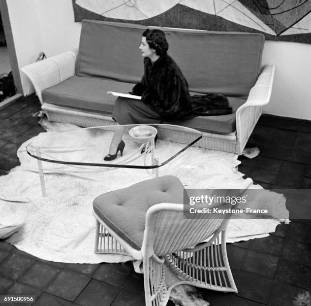 Voici au rayon ameublement un ensemble mobilier de salon en rotin tressé pour jeunes ménages à moyens limités à Paris, France le 27 février 1953.