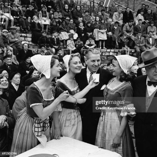 Dans les arènes de la Butte, de jeunes Néerlandaises servent le goûter, à Paris, France en 1953.