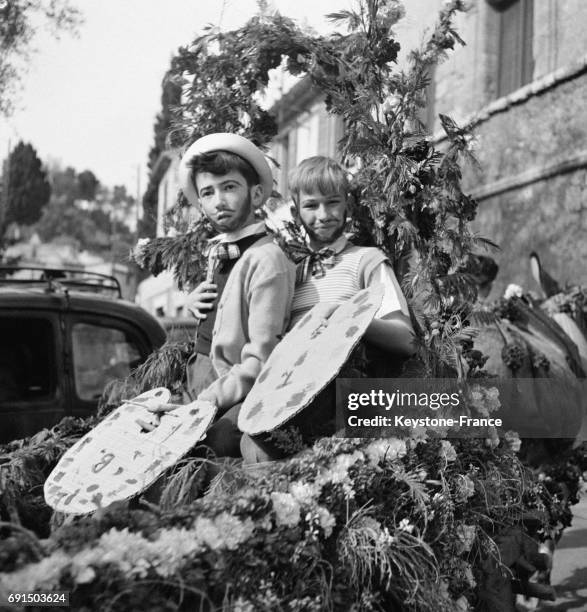 Garçons en costume régional sur le char fleuris des Arts à Saint-Paul-de-Vence, France le 13 avril 1953.