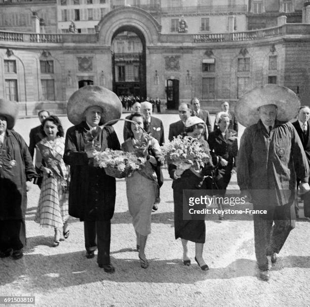 Les travailleurs des Halles accompagnés par la Reine des Halles arrivent au Palais de l'Elysée pour offrir le muguet porte-bonheur au Président...