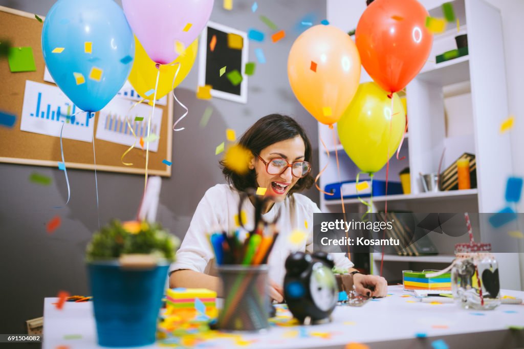 Mujer de negocios Resumen de impresión de su propia fiesta de cumpleaños en el trabajo