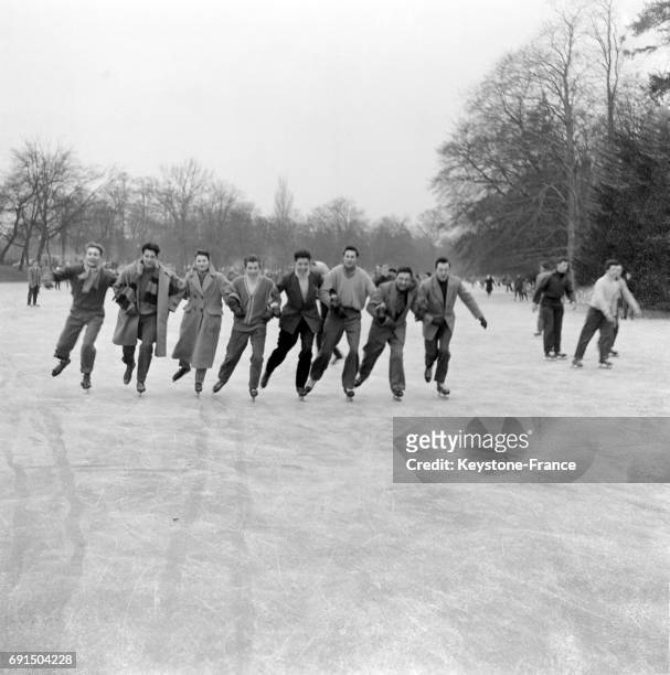 Patineurs sur le lac gelé du Bois de Boulogne à Paris, France en février 1954.