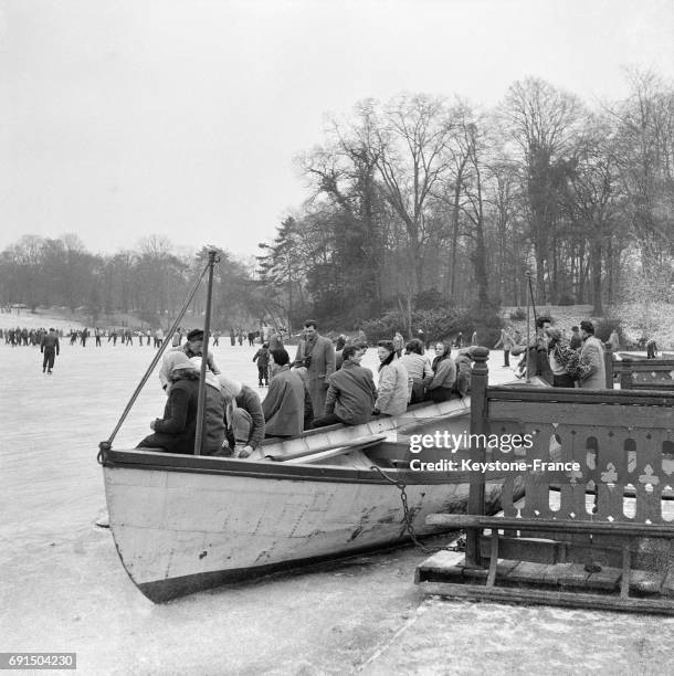 Patineurs sur le lac gelé du Bois de Boulogne à Paris, France en février 1954.