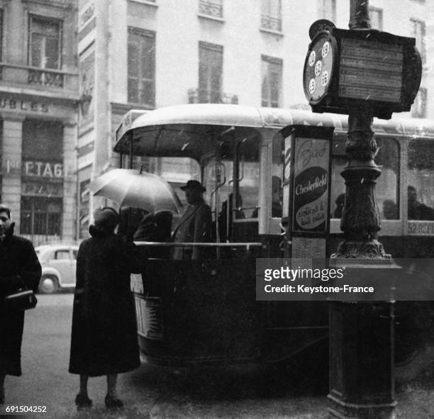 Un arrêt d'autobus à Paris, France en 1954.