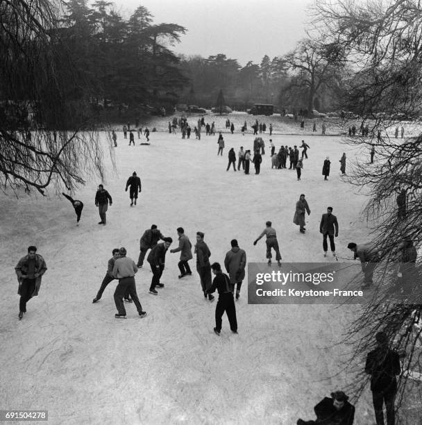 Patineurs sur le lac gelé du Bois de Boulogne à Paris, France en février 1954.