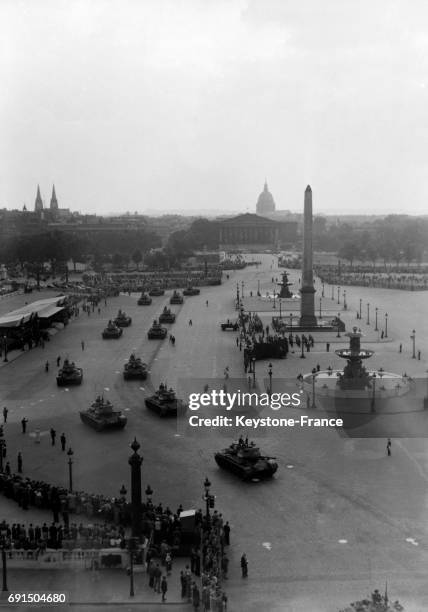 Les blindés des force alliées défilent Place de la Concorde à Paris, France le 27 août 1954.