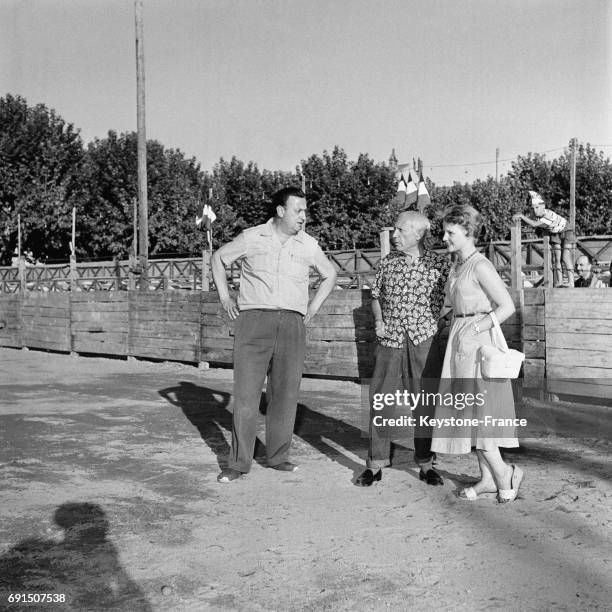 Pablo Picasso en compagnie de l'organisateur de la course, Paco Munoz et d'une amie, visitent les arènes de fortune de Vallauris, France en août 1954.