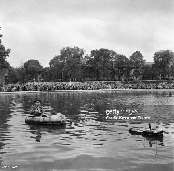 Modèle réduit de bateaux dans le bassin du jardin des Tuileries à Paris, France en 1954.