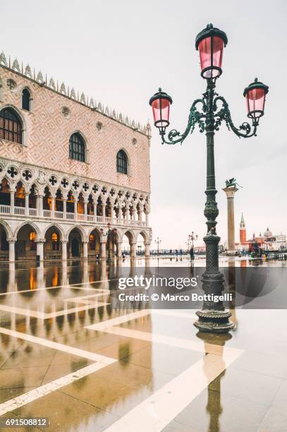 high tide in venice, italy. - palácio dos doges imagens e fotografias de stock