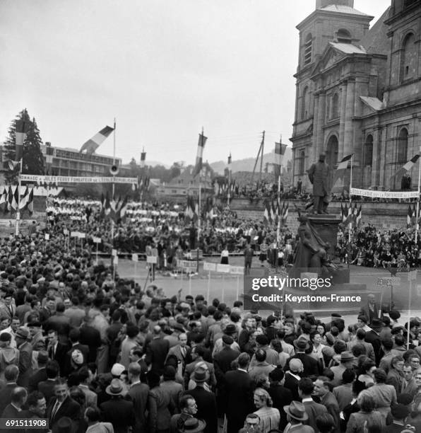 Cérémonie en mémoire à Jules Ferry à Saint-Die, France en novembre 1951.