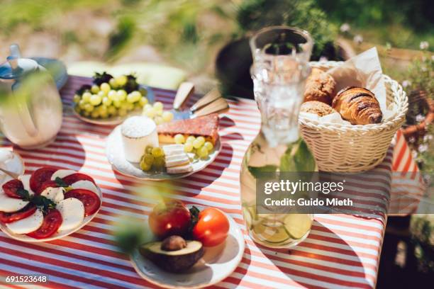 breakfast on a sunny day. - artisanal food and drink fotografías e imágenes de stock