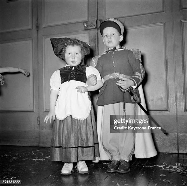 Un charmant couple d'enfants représentant l'Alsacienne et le Spahis photographié lors de la matinée travestie donnée à la Salle des Danseurs...