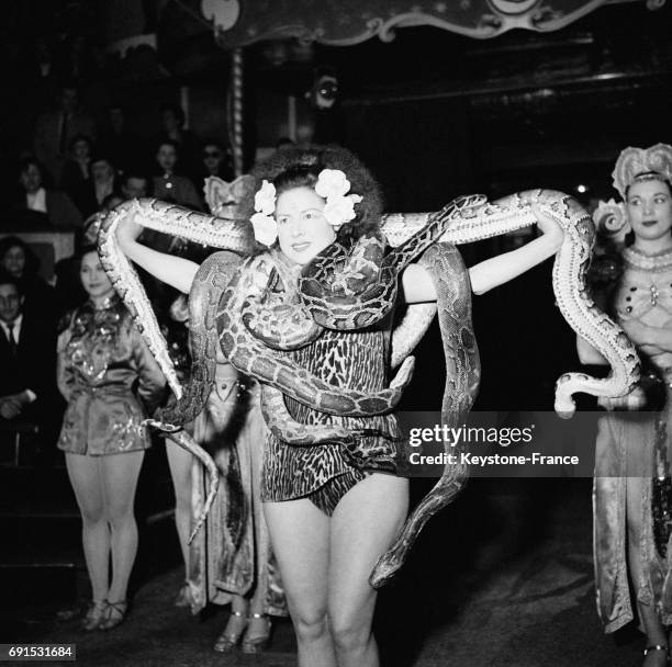 Présentation d'un numéro de cirque avec des boas entourant le corps d'une jeune femme, à l'occasion de la présentation du film de Cecil B DeMille...