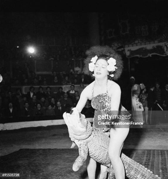 Présentation d'un numéro de cirque avec un alligator à l'occasion de la présentation du film de Cecil B DeMille sous le chapitau d'un grand cirque à...