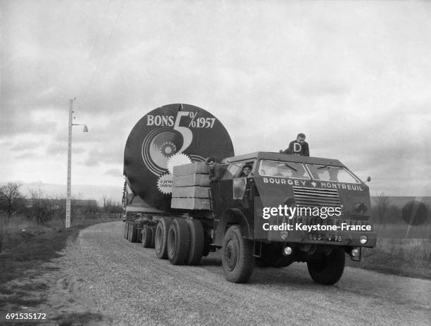 Véhicule d'un convoi atomique avec une publicité pour une souscription à des bons du trésor, à Chagny, France, le 3 mars 1957.