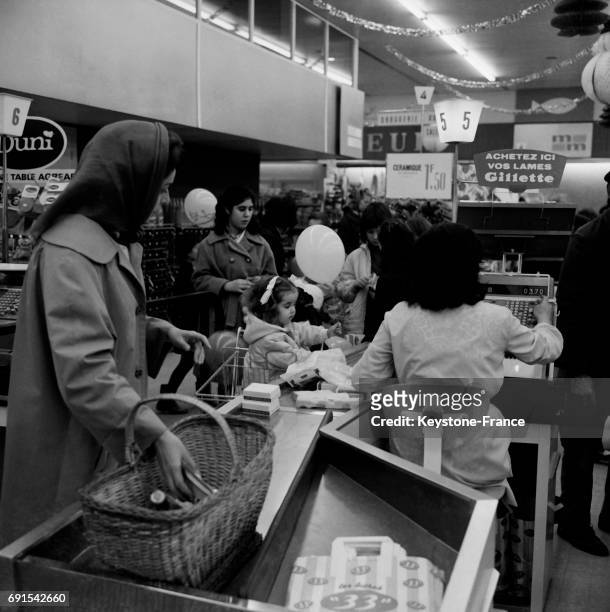 Le premier supermarché paysan a ouvert à Rosny-sous-Bois, France, le 10 décembre 1964 - Il doit servir d'expérimentation pour étudier les mécanismes...