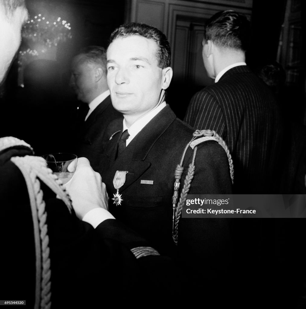 Le Lieutenant De Vaisseau Eric Tabarly A Re u La Croix De Chevalier le-lieutenant-de-vaisseau-eric-tabarly-a-re-u-la-croix-de-chevalier