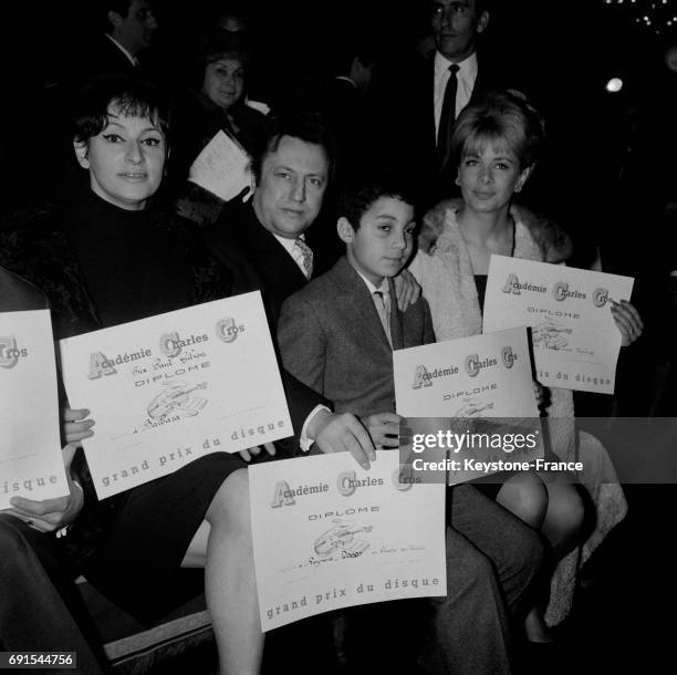 Barbara, Raymond Devos, Daniel Bechet et Jacqueline Huet recevant les prix de l'académie Charles Cros lors du festival du son au palais d'Orsay à...