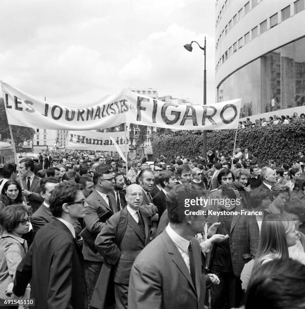 Le cortège de manifestants devant la Maison de la Radio à Paris, France le 8 juin 1968.