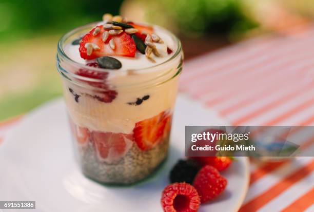 glass of overnight oats. - エンバク ストックフォトと画像