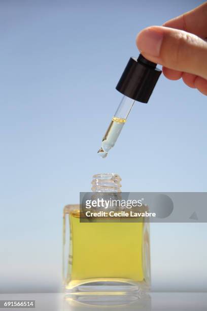 bottle of beauty oil - 按摩油 個照片及圖片檔