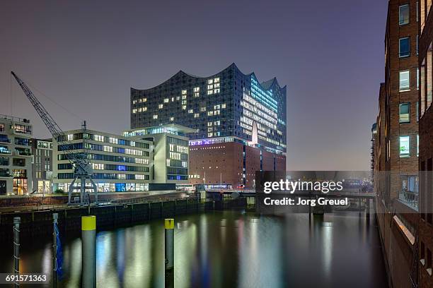 hafen city at night - hafencity hamburg stock-fotos und bilder