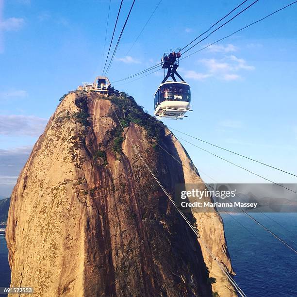 gondola ride in rio de janeiro - overhead cable car stock pictures, royalty-free photos & images