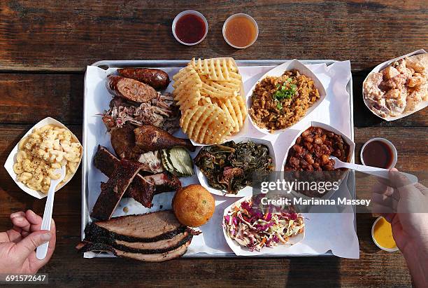 a bbq platter - barbecue cibo foto e immagini stock