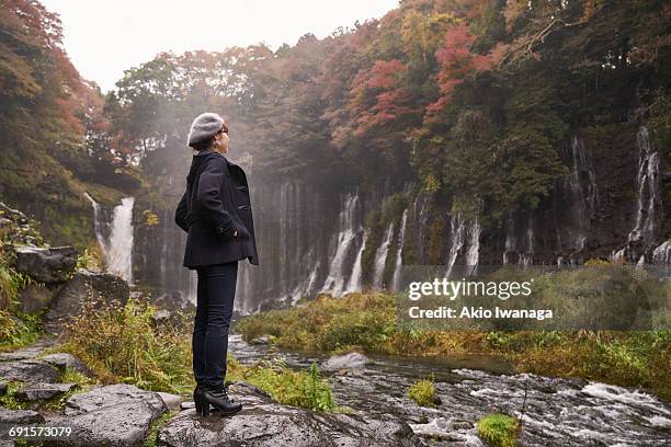 a woman watching a falls - akio iwanaga 個照片及圖片檔