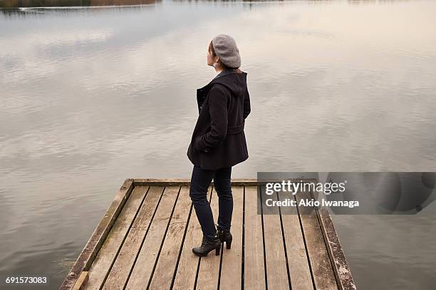 a woman looking at the lake - akio iwanaga 個照片及圖片檔