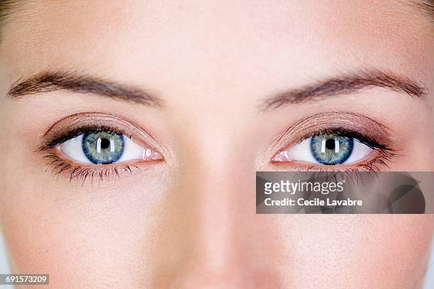 beauty close-up of woman's eyes - pair of eyes stockfoto's en -beelden