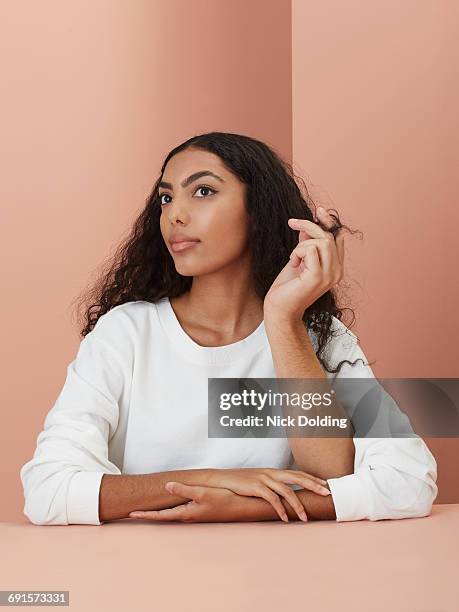 me you everyone 40 - hand in den haaren stock-fotos und bilder