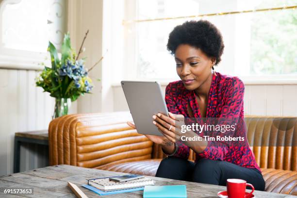 woman using tablet - tablet benutzen stock-fotos und bilder