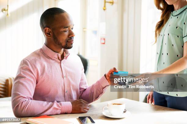 man using contactless payment - paid palabra en inglés fotografías e imágenes de stock