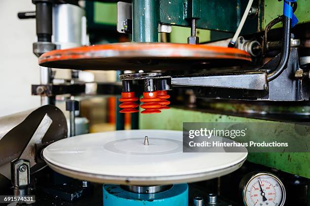 Vinyl Operatoring Machine 29,886 The Record Plant Stock Photos, High-Res Pictures, and Images ...