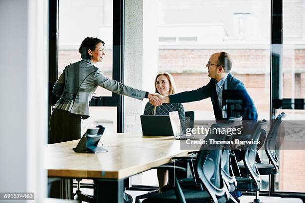 businesspeople shaking hands before meeting - accordance stockfoto's en -beelden