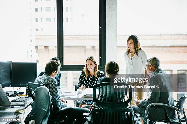 businesswoman leading planning meeting in office - frau business glas modern stock-fotos und bilder