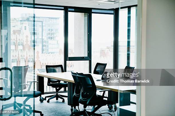 empty office conference room - konferenzraum stock-fotos und bilder