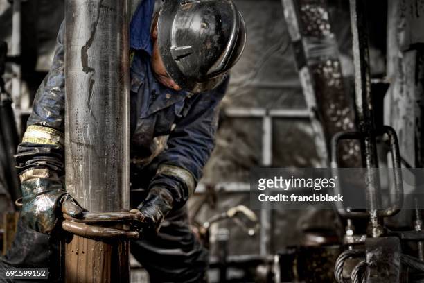 travailleur de plate-forme pétrolière 1.0 - irréductibilité photos et images de collection