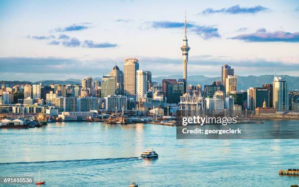de skyline van auckland's bij dageraad - noordereiland-nieuw-zeeland stockfoto's en -beelden
