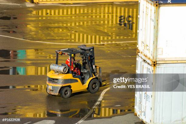 port of the city of navegantes -    forklifts loading - pallet jack stock pictures, royalty-free photos & images