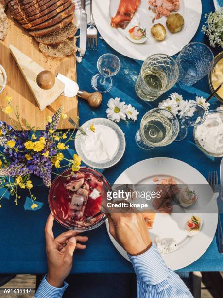 verano sueco partido de cena de celebración de midsommar san juan - swedish culture fotografías e imágenes de stock