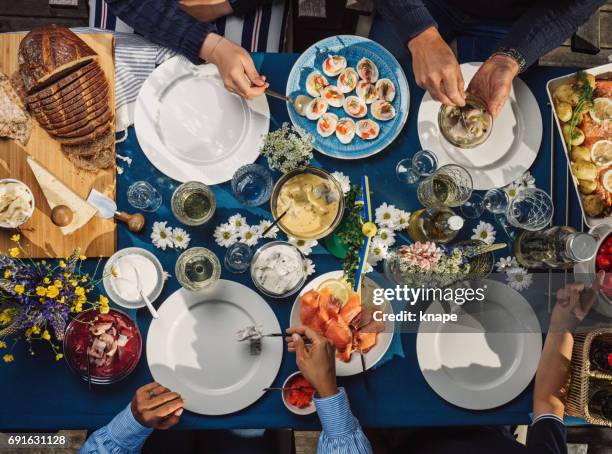 schwedischen sommer midsommar mittsommer-fest-dinner-party - skandinavisches essen stock-fotos und bilder