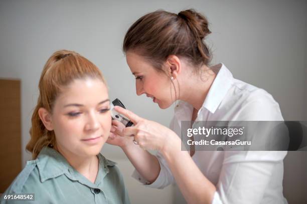 hudläkare inspektera patientens ansikte hud med dermatoscope - dermatoskop bildbanksfoton och bilder