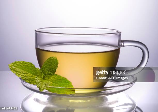 green tea with leaf - tea cup photos et images de collection