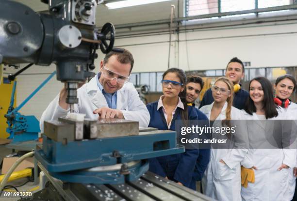 profesor con un grupo de estudiantes en una clase de ingeniería - mechatronics fotografías e imágenes de stock